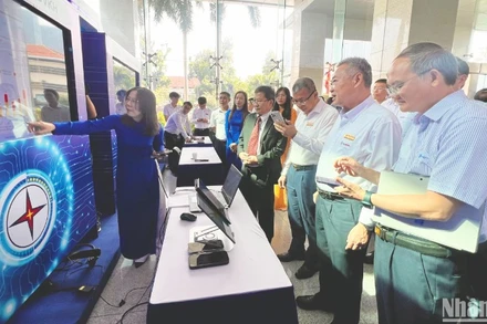 Lãnh đạo EVNHCMC và các đơn vị trải nghiệm không gian số các hoạt động quản lý, vận hành tại đơn vị. 