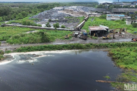 Công nghệ xử lý rác không hiệu quả là nguyên nhân dẫn đến mùi hôi, nước thải rò rỉ ra môi trường xung quanh gây ảnh hưởng đến đời sống của nhiều hộ dân.