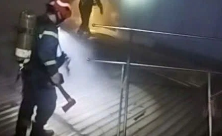 Lực lượng Cảnh sát phòng cháy, chữa cháy và cứu nạn, cứu hộ tiếp cận từ mái nhà để cứu hộ các nạn nhân bị mắc kẹt bên trong. (Ảnh: Công an cung cấp)