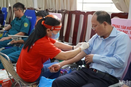 Phó Bí thư Thường trực Thành ủy Thành phố Hồ Chí Minh Nguyễn Hồ Hải tham gia hiến máu tại chương trình.