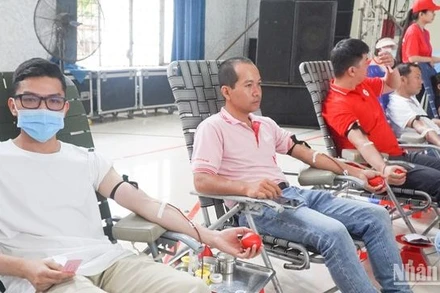 Người dân tham gia hiến máu tại chương trình Hành trình đỏ năm 2024.