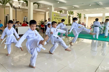 Học sinh cấp Tiểu học tham dự kỳ thi lên đai môn võ tại thành phố Thủ Đức.