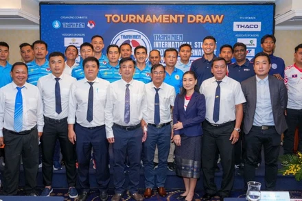 Đại diện Ban tổ chức và các đội bóng tại buổi họp kỹ thuật và bốc thăm chia bảng. (Ảnh: Độc Lập)