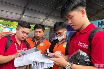 Các sinh viên tìm hiểu thông tin các doanh nghiệp tham gia tuyển dụng.