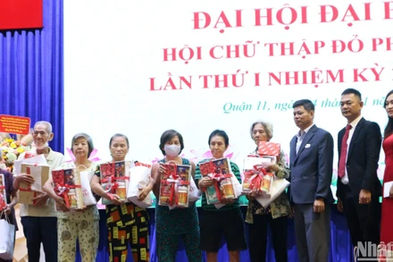 Hội Chữ thập đỏ Phúc Lộc trao quà Tết cho các hoàn cảnh khó khăn trên địa bàn quận 11.