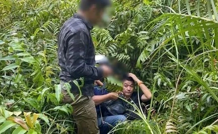 Lực lượng chức năng vây bắt các đối tượng trên đường trốn chạy (Ảnh: Công an cung cấp).