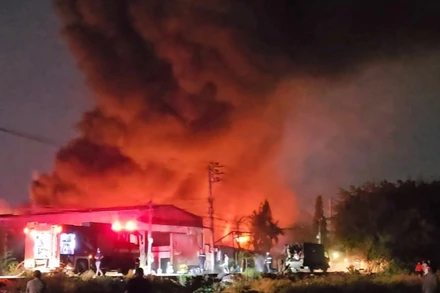 Hình ảnh vụ cháy 3 xưởng liền kề (Ảnh: BH)