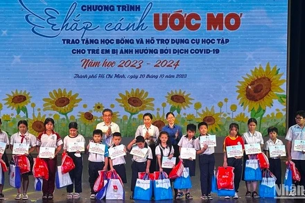 Các em có hoàn cảnh khó khăn trên địa bàn Thành phố Hồ Chí Minh nhận học bổng từ chương trình.