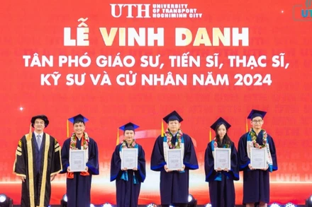 Lãnh đạo nhà trường vinh danh các học viên, sinh viên có thành tích xuất sắc năm 2024.