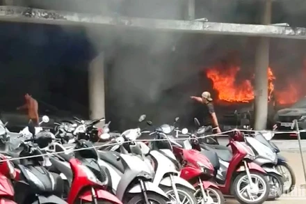 Hình ảnh phương tiện bị cháy trong bãi xe.