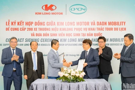 Đại diện Kim Long motor Huế (Việt Nam) và Công ty DAON Mobility (Hàn Quốc) ký kết hợp đồng.