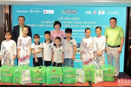 Các đơn vị trao quà cho trẻ em có hoàn cảnh khó khăn tại chương trình.