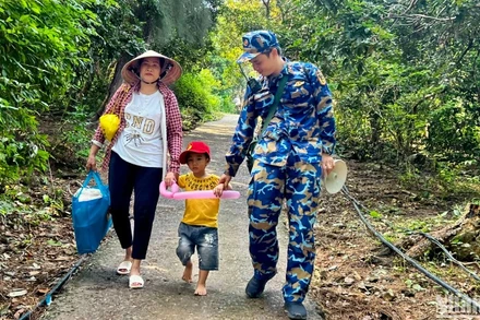 Mối tình quân dân luôn rất đỗi thiêng liêng, cao quý trên biển, đảo quê hương.