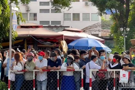 Nhiều người dân đến theo dõi quá trình xét xử bà Nguyễn Phương Hằng và các đồng phạm.