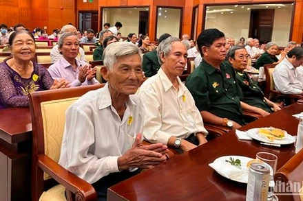 Các đại biểu là người có công tiêu biểu dự họp mặt.