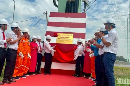 Các đại biểu làm lễ khánh thành công trình.