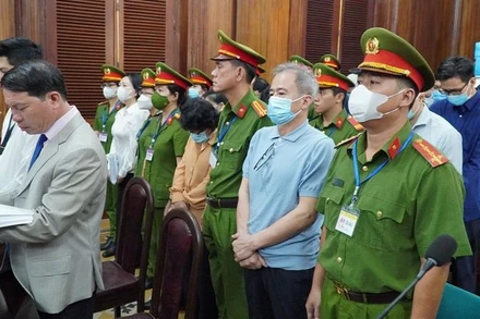 Các bị cáo tại phiên xét xử sơ thẩm sáng 5/3.