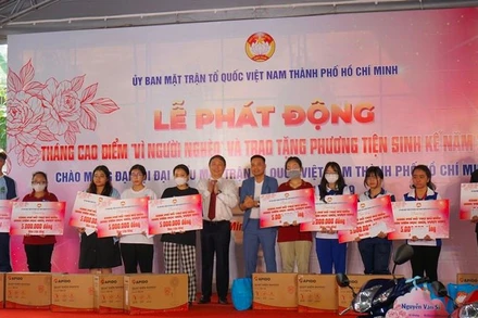 Trao tặng bảng tượng trưng và quà tặng cho sinh viên vượt khó học giỏi năm học 2023-2024.