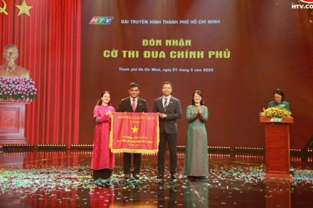 Tập thể Đài truyền hình Thành phố Hồ Chí Minh vinh dự đón nhận Huân chương Lao động hạng Nhất.