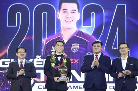 Cầu thủ Tiến Linh lần đầu tiên giành danh hiệu Quả bóng vàng. 