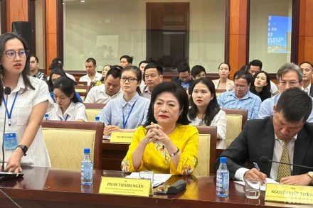 Sinh viên phát biểu ý kiến tại chương trình gặp mặt.