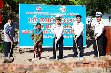 Các đại biểu thực hiện nghi thức khởi công xây dựng nhà tình nghĩa cho một hộ dân.