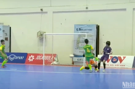 Tình huống phạm lỗi của cầu thủ Nguyễn Trung Hiền.