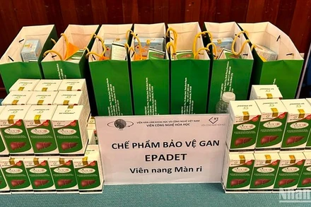 Một sản phẩm hỗ trợ sức khỏe giới thiệu tại hội thảo.