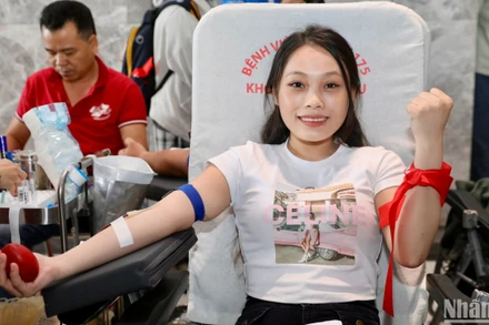 Nhiều sinh viên tham gia chương trình Ngày Chủ nhật đỏ.