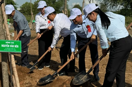 Lãnh đạo thành phố, các địa phương, đơn vị trồng cây xanh tại thành phố Thủ Đức