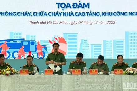 Các đại biểu trao đổi, thảo luận tại tọa đàm.