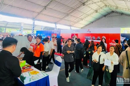Ngày hội HUTECH Career Day 2024 thu hút hàng nghìn sinh viên tham gia tìm hiểu và ứng tuyển