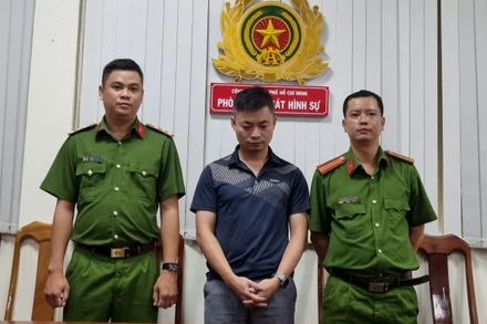 Đối tượng Lại Thái Phong tại cơ quan công an. (Ảnh: Công an cung cấp)