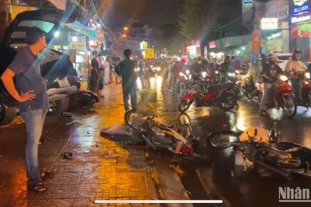 Hiện trường vụ tai nạn liên hoàn làm 1 người chết và nhiều người bị thương.