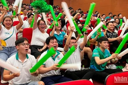 Các đoàn viên, thanh niên cổ vũ cho các thí sinh tham gia Vòng chung kết của hội thi.