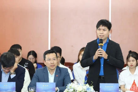 Đại diện thanh niên Việt Nam phát biểu ý kiến tại hội thảo.