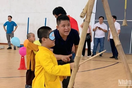 Các em nhỏ chơi trò chơi tại ngày hội.