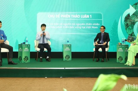 Các đại biểu tham luận tại diễn đàn.