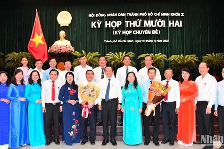 Đồng chí Nguyễn Văn Nên, Ủy viên Bộ chính trị, Bí thư Thành uỷ Thành phố Hồ Chí Minh chúc mừng đồng chí Phạm Thành Kiên và Nguyễn Văn Dũng. (ẢNH: VIỆT DŨNG)