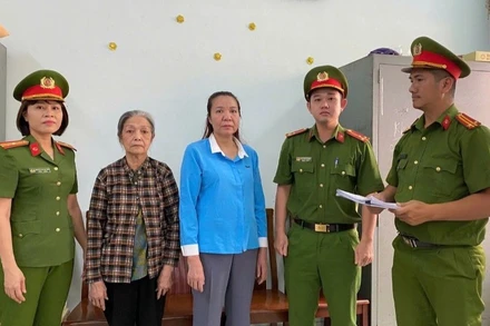 Bà Giáp Thị Sông Hương (áo xanh) và bà Trang Mỹ Nhanh tại cơ quan Công an. (Ảnh: Công an cung cấp)