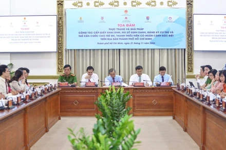 Các đại biểu dự tọa đàm.