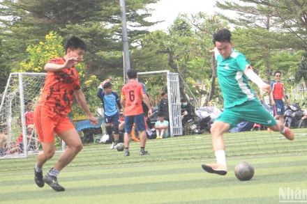 Một tình huống tranh chấp của các cầu thủ trong trận khai mạc