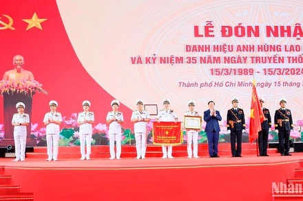 Đồng chí Nguyễn Trọng Nghĩa, Bí thư Trung ương Đảng, Trưởng Ban Tuyên giáo Trung ương thừa uỷ quyền Chủ tịch nước trao danh hiệu Anh hùng Lao động cho Tổng công ty Tân Cảng Sài Gòn.