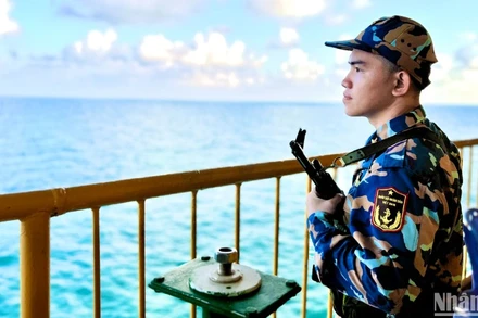 Chiến sĩ trẻ Nguyễn Văn Giàu làm nhiệm vụ tại Nhà giàn DK1/10.