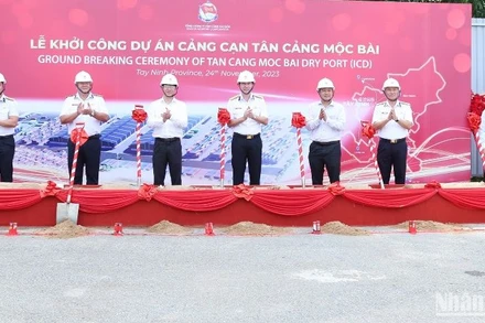 Các đại biểu tham gia động thổ dự án cảng cạn Tân Cảng Mộc Bài.