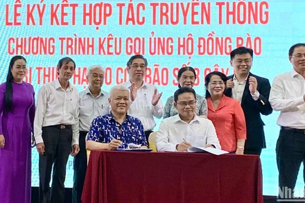 Đại diện lãnh đạo hai đơn vị ký hợp tác truyền thông lan tỏa các thông điệp tích cực. (Ảnh: HUYỀN TRÂN)