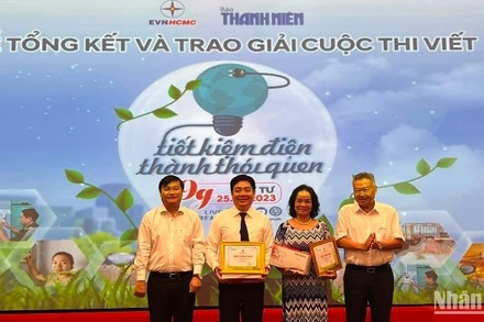 Ban tổ chức trao giải cho các thí sinh đạt giải.