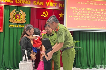 Các lực lượng chức năng trao trả hai cháu bé trong tình trạng khỏe mạnh, an toàn sau mấy ngày thất lạc.