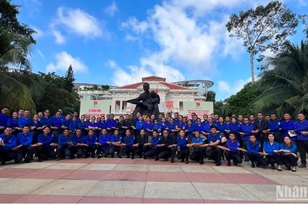 Thanh niên Thành phố Hồ Chí Minh và ba tỉnh, thành nước bạn Lào chụp hình lưu niệm tại Nhà Thiếu nhi thành phố.