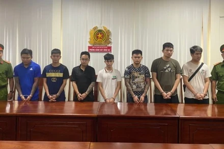 Các đối tượng cho vay nặng lãi tại Cơ quan chức năng (Ảnh: Công an cung cấp)